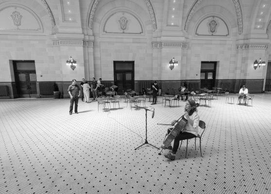 Lori Goldston, violoncellistka, která hrála se skupinou Nirvana, v pátek zahraje v Šonově 