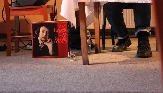 Písně Petra Nováka a vyprávění Jiřího Černého dojaly klášterní Kreslírnu 