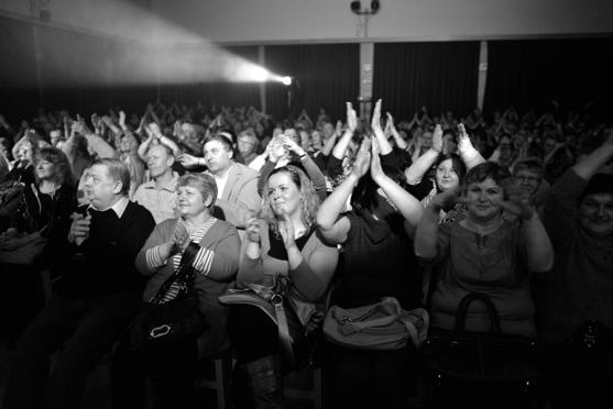Václav Neckář se skupinou Bacily naplnil broumovskou Střelnici 
