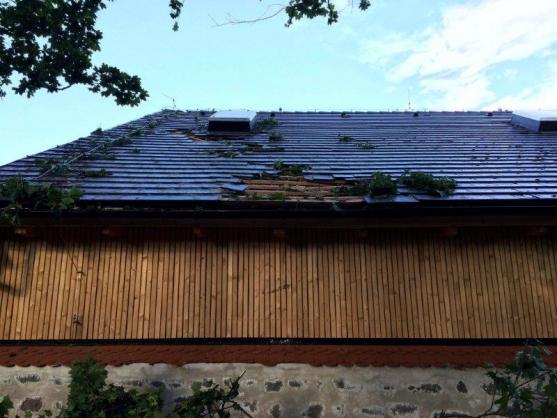 Větrná smršť v Broumově lámala stromy a ničila střechy