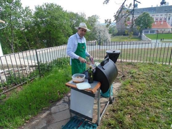 Prostor pod klášterním dubem zaplnila společnost v kloboucích