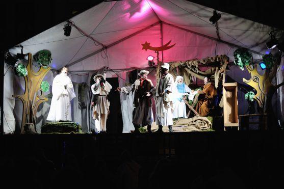 Na broumovském náměstí se včera večer rozsvítil městský vánoční strom