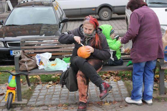 Na broumovském náměstí se dlabaly dýně už po osmé