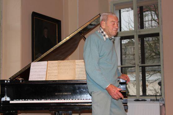 Třiadevadesátiletý klavírista Zdeněk Kostka hrál a vyprávěl v klášterní Kreslírně 