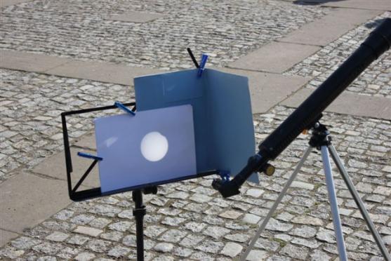 Na broumovském náměstí pozorovaly zatmění Slunce stovky lidí