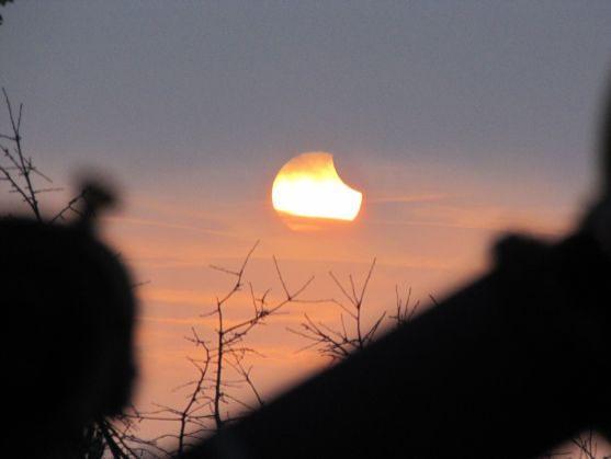 Z broumovského náměstí se v pátek bude pozorovat zatmění Slunce