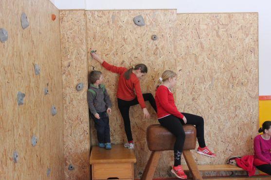 Práci na opravené tělocvičně v Bezděkově nad Metují odvedli dobrovolníci. Na slavnostní otevření přijel i hejtman Lubomír Franc 