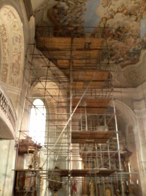 V kostele Všech Svatých v Heřmánkovicích na Broumovsku začal průzkum stavu nástropní malby 