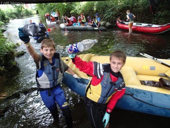 Geokačeři a Lotři hledali poklady. I na dně Metuje