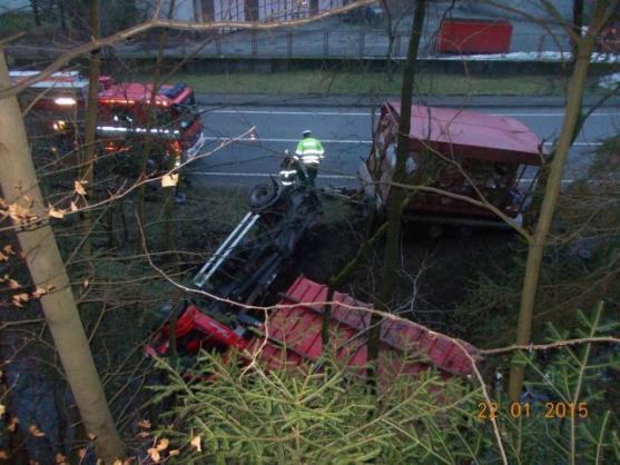 V Křinicích se převrátil náklaďák, další spadl v petrovických zatáčkách do potoka