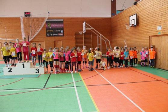 Volejbal si o víkendu v Broumově zahrálo 225 dětí