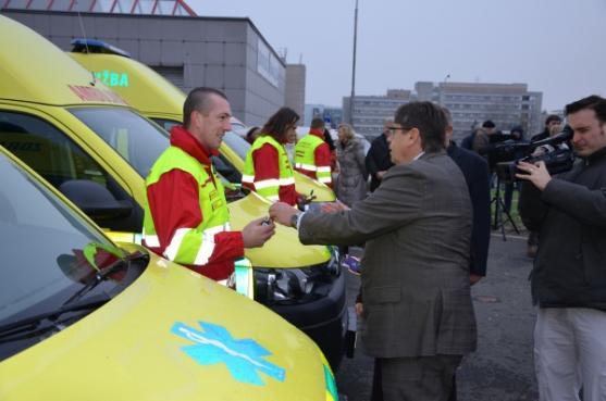 Hejtman Franc předal záchranářům nové sanitky. Jednu také do Broumova