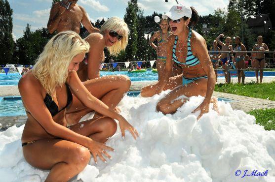 Milovníci sněhu si dnes mohou zajet do Náchoda na koulovačku