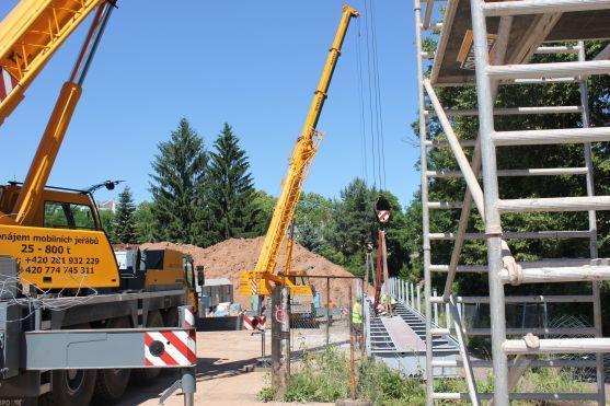 Lávka z Manor House k Hotelu Veba je na svém místě 