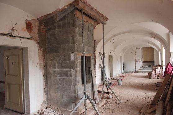 Pět měsíců stavebních prací v broumovském klášteře a jeho zahradě 