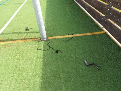 Vandalové v Olivětíně pravidelně ničí sportovní hřiště 