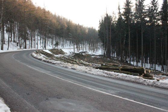 Práce na přípravě rozšíření silnice z Broumova do Police nad Metují přes Pasa začaly 