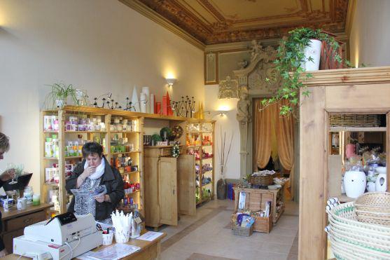 Prodejna svíček Slunce se přestěhovala na broumovské náměstí 