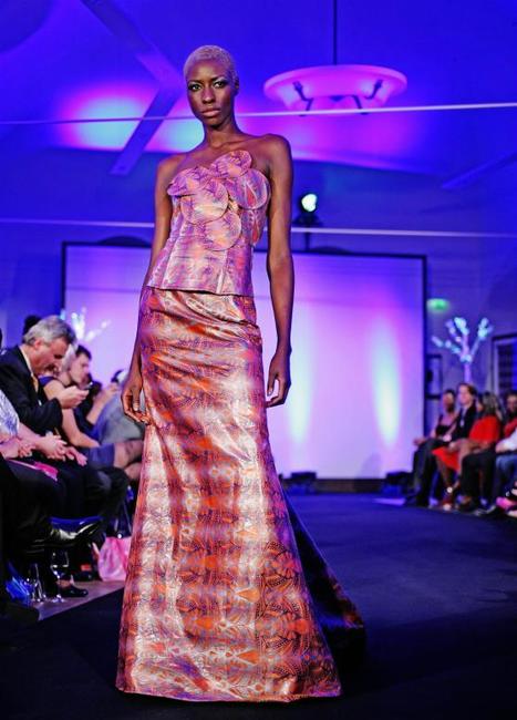 Černošské modelky v Praze předváděly modely z afrického brokátu společnosti Veba 