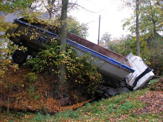 Krajnice na silnici v Rožmitále u Broumova neudržela soupravu nákladního vozidla