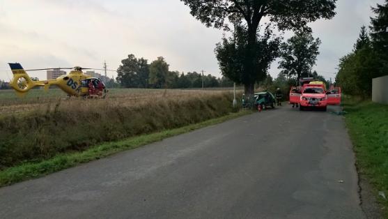 Řidička škodovky narazila do stromu. Vyprostit ji museli hasiči