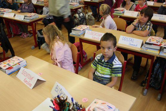 Prvňáčky na Základní škole Hradební v Broumově navštívil hejtman i krajský ředitel policie