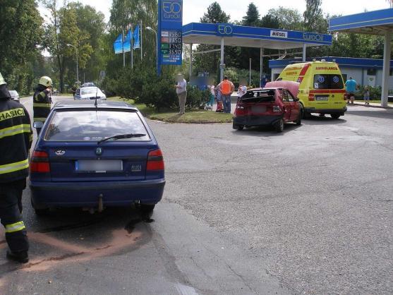 Při nehodě tří osobních vozidel byli zraněni tři lidé