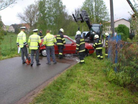Řidič skončil s osobním autem v potoce