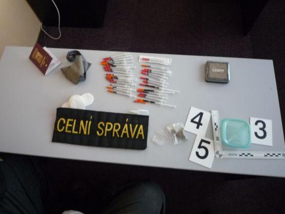 Celníci sledovali nelegální přepravy omamných a psychotropních látek