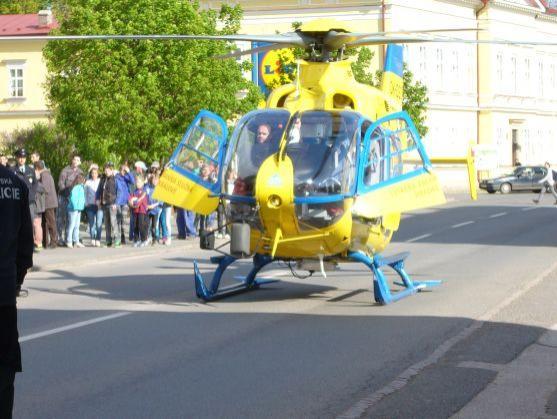 V Broumově zasahoval záchranářský vrtulník při zástavě srdce muže