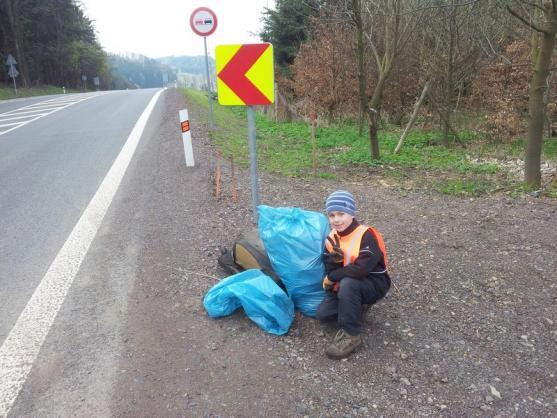 Skauti nasbírali podél silnice směrem na Pasa 23 pytlů odpadků