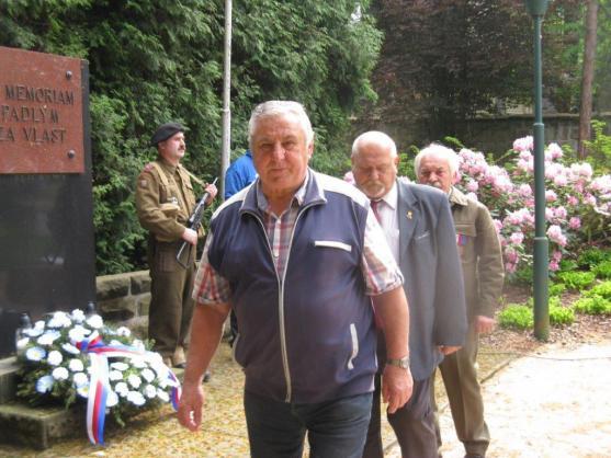 Pietní akt u památníků obětí válek v Broumově 