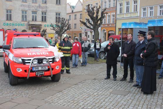 Broumovští hasiči převzali nové zásahové vozidlo a představili ho veřejnosti