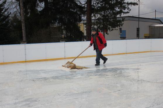 V Broumově se bruslí! Byl zahájen zkušební provoz