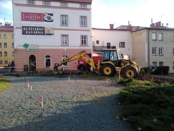 Dopravnímu řešení v prostoru u Horní brány padla za oběť ozdobná zídka ze 70. let