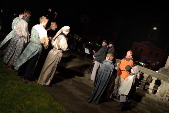 Čtyřsethlavý průvod doprovodil Tři krále k Ježíškovi na broumovské náměstí