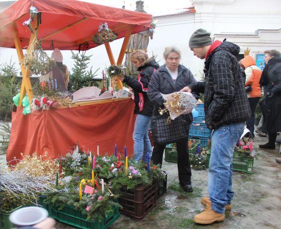 V neděli se na klášterním nádvoří koná Adventní trh. Naposledy před rekonstrukcí kláštera