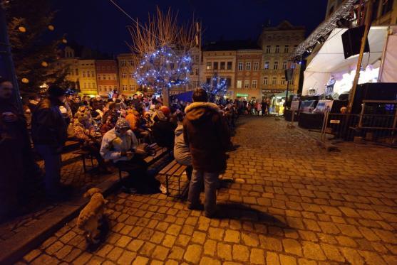 První adventní neděli strávili Broumováci u stromečku na náměstí