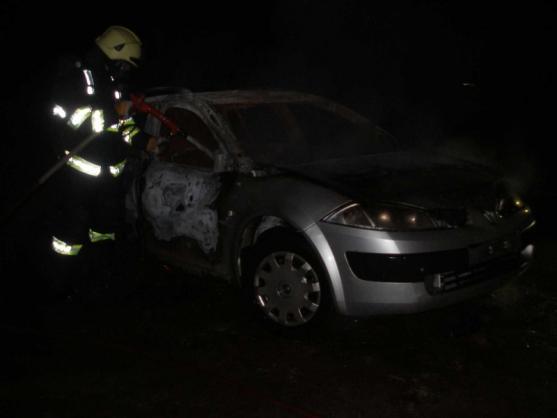 Na lesním parkovišti hořel osobní automobil