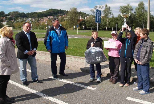 Polická a machovská základní škola mají medaile z dopravní soutěže v Náchodě