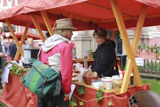 Během Broumovského vinobraní se pilo i soutěžilo