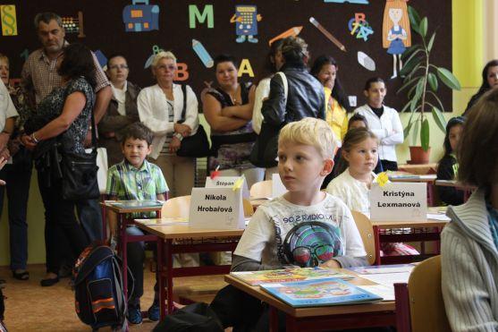 Přes 110 prvňáčků včera v Broumově usedlo do školních lavic