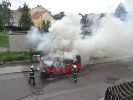 V Broumově hořela dodávka. Příčiny požáru se vyšetřují
