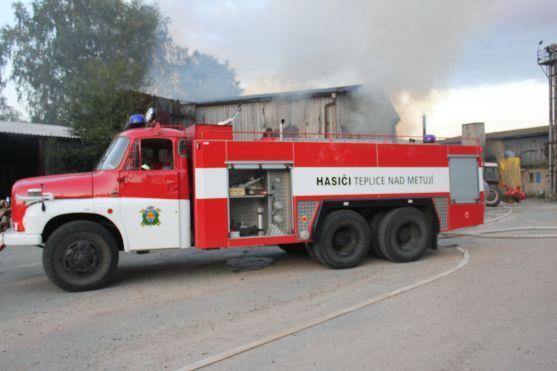 V Dolních Teplicích hořel sklad slámy