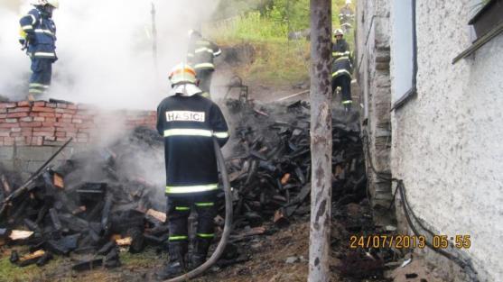Pod přístřeškem u domu shořelo dříví