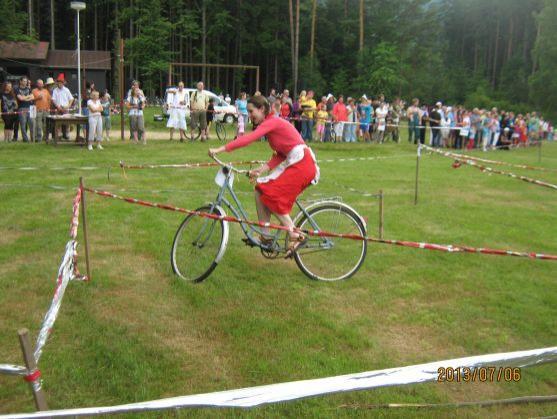 Večerníčkové postavy závodily v Martínkovicích na starých kolech