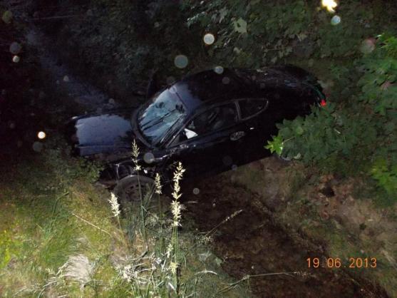 Auto skončilo nad potokem. Řidič i spolujezdec od nehody utekli