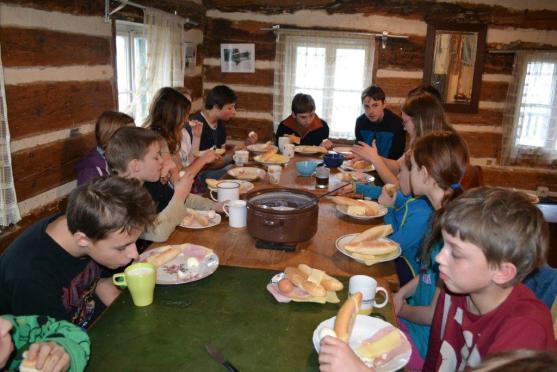 Dřevoda, housle, sauna. To byl jarní tábor Lotrů