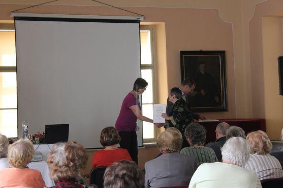 Studenti převzali osvědčení. Skončil druhý rok Univerzity třetího věku v Broumově