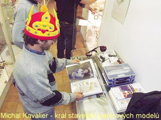 Polické Muzeum papírových modelů otevřelo výstavu z tvorby stavitele modelů 